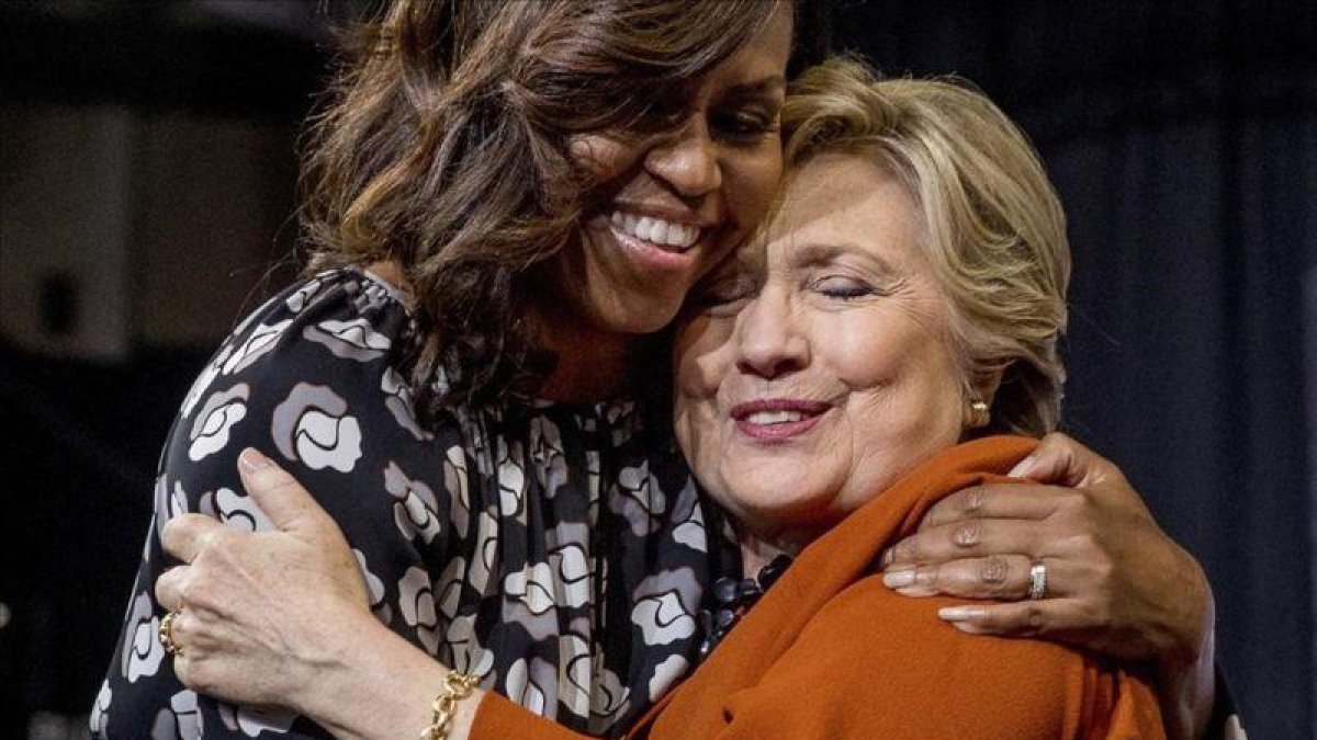 La primera dama de EEUU, Michelle Obama, con la candidata republicana a la Casa Blanca, Hillary Clinton.-AP / ANDREW HAMIK