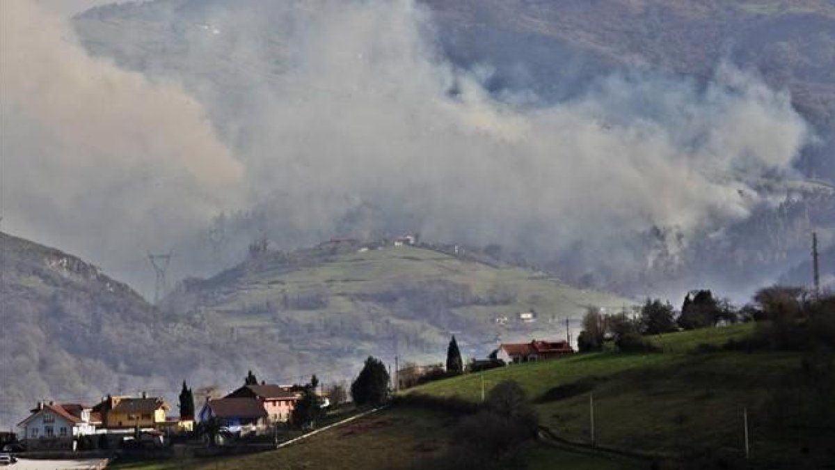 Incendios en la zona de Ribera de Arriba, en la zona central de Asturias, el pasado 28 de diciembre.-EFE / ALBERTO MORANTE