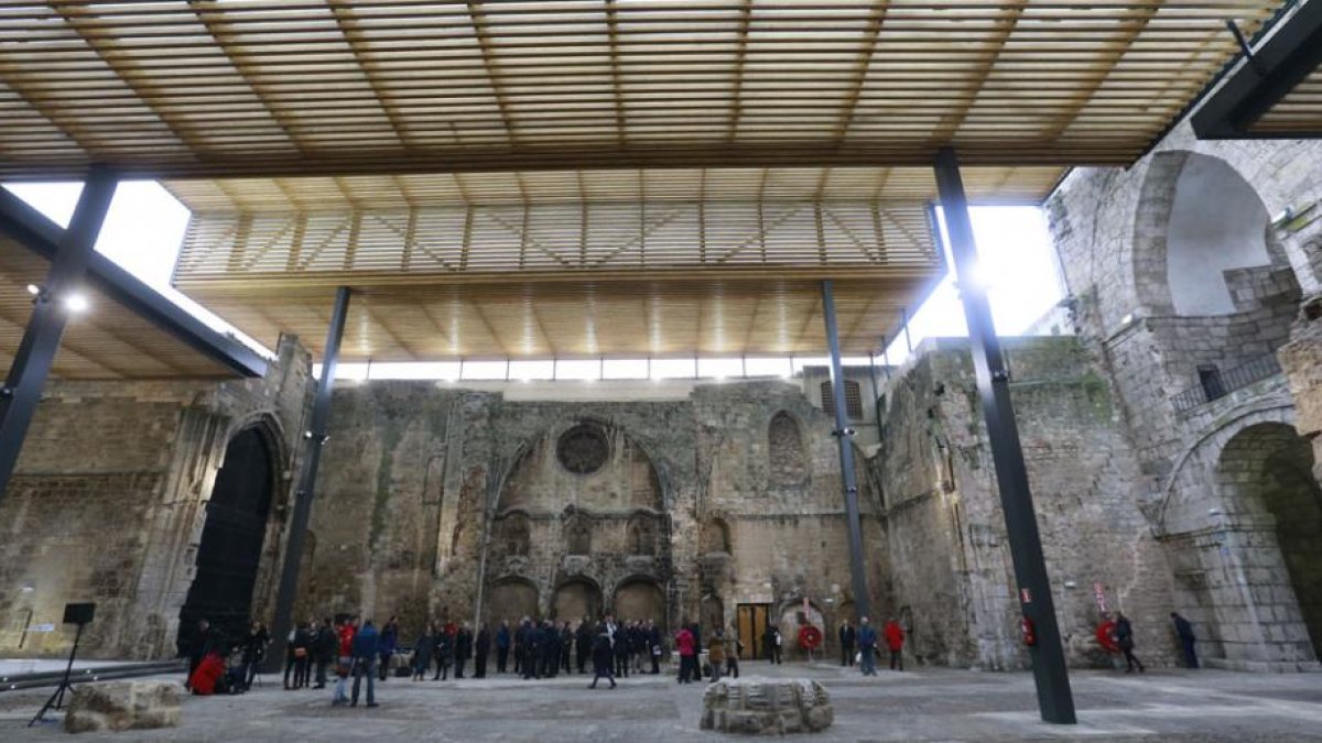 La inauguración de las obras de la nueva cubierta sobre la antigua iglesia tuvo lugar ayer.-RAÚL G. OCHOA