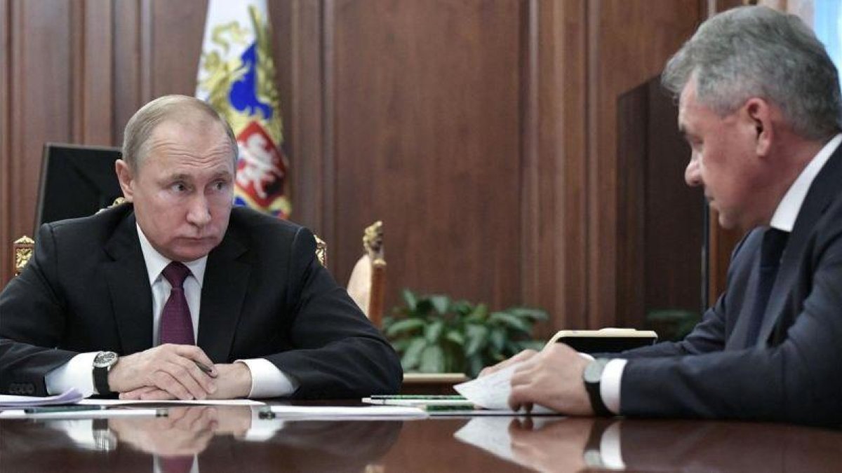 Vladimir Putin con su ministro de Defensa, Sergei Shoigu, durante la reunión mantenida en el Kremlin.-AP / ALEXEI NIKOLSKY