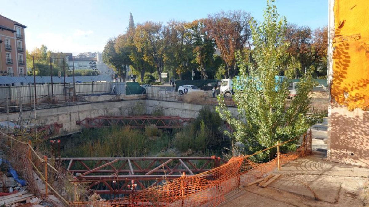 La manzana de la plaza Vega permanece en este estado desde hace años. I. L. M.
