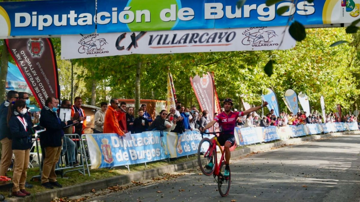 Orts celebra su victoria en Villarcayo. ECB