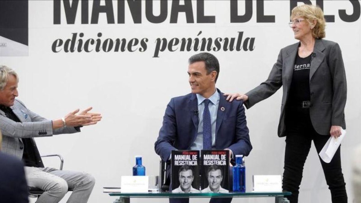 Pedro Sánchez, junto a Jesús Calleja y Mercedes Milà, este jueves durante la presentación de su libro.-JOSÉ LUIS ROCA