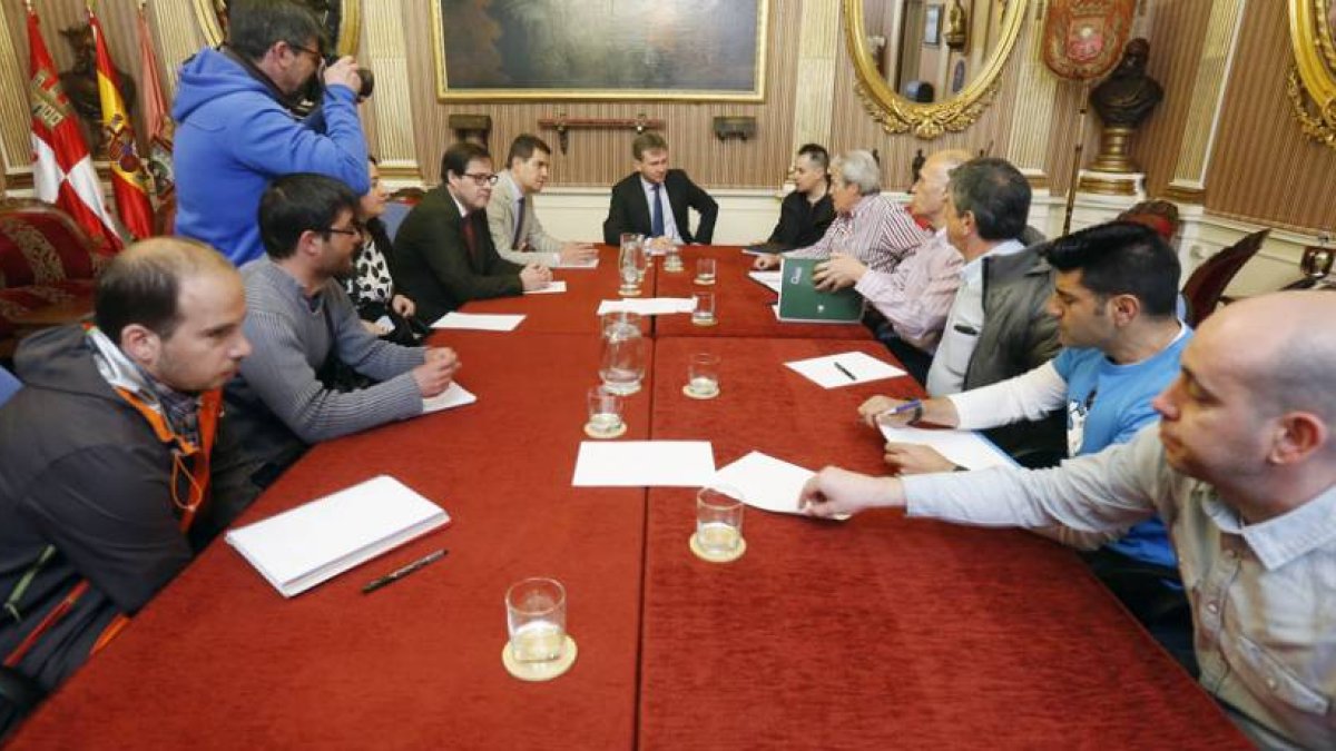 Reunión del alcalde, los concejales de Hacienda y Fomento y Esther Peñalba por parte del PSOE, con los representantes de los trabajadores.-SANTI OTERO