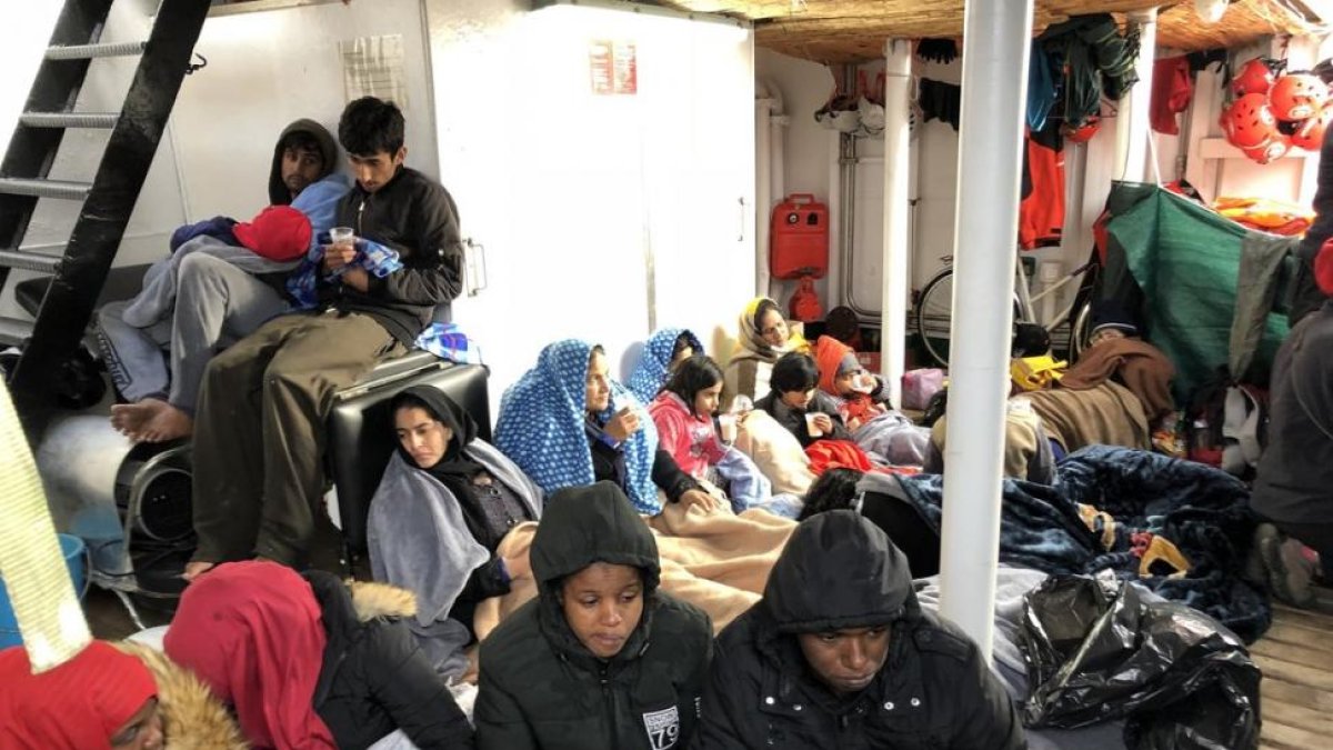 Inmigrantes y refugiados rescatados por Proactiva Open Arms la noche del 25 de diciembre.-PROACTIVA OPEN ARMS