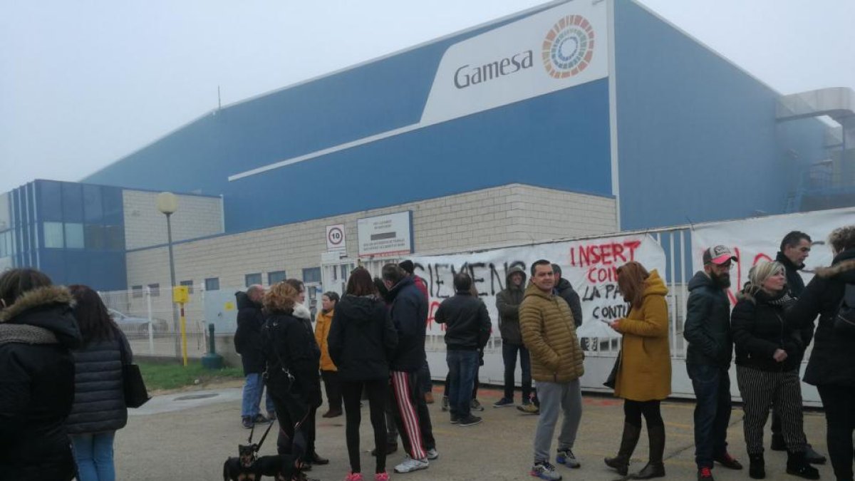 Concentración de los trabajadores en la mañana de ayer, contra la decisión de la empresa de cerrar la planta.-ECB