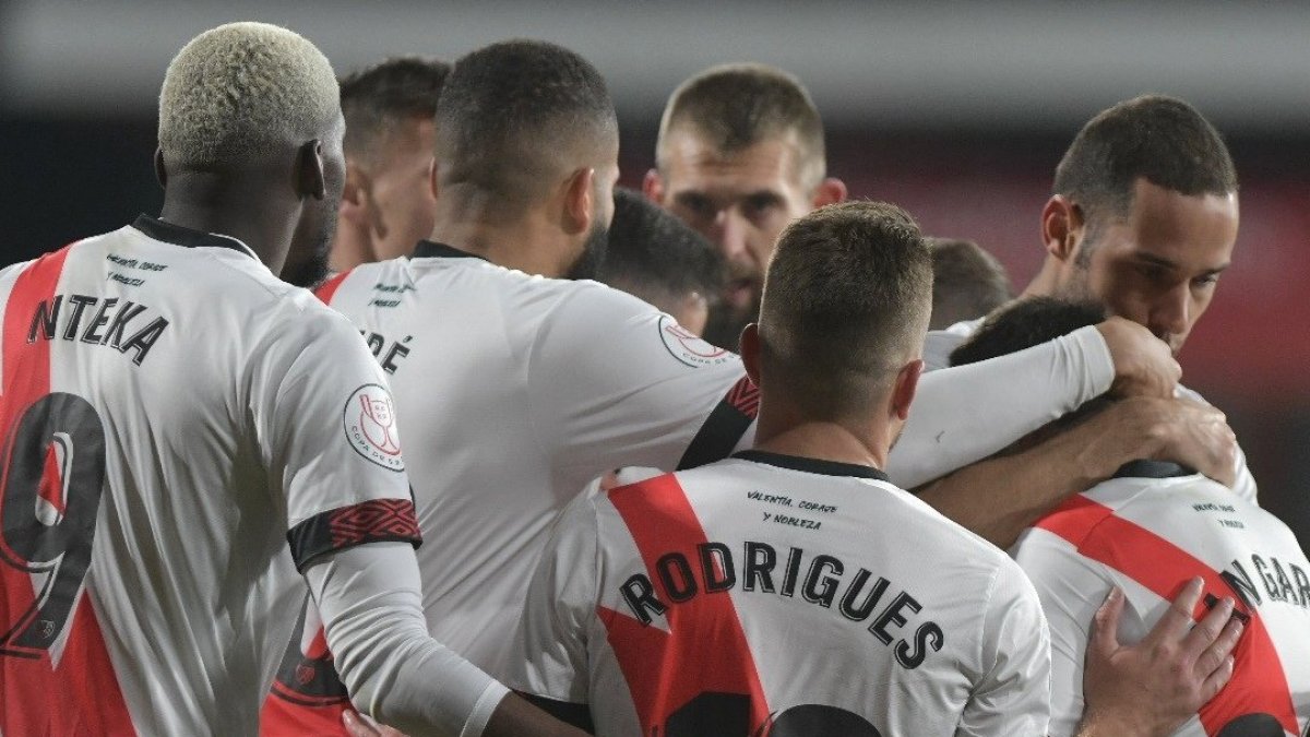 Los jugadores del Rayo Vallecano celebran el gol marcado ante el Mirandés. RFEF