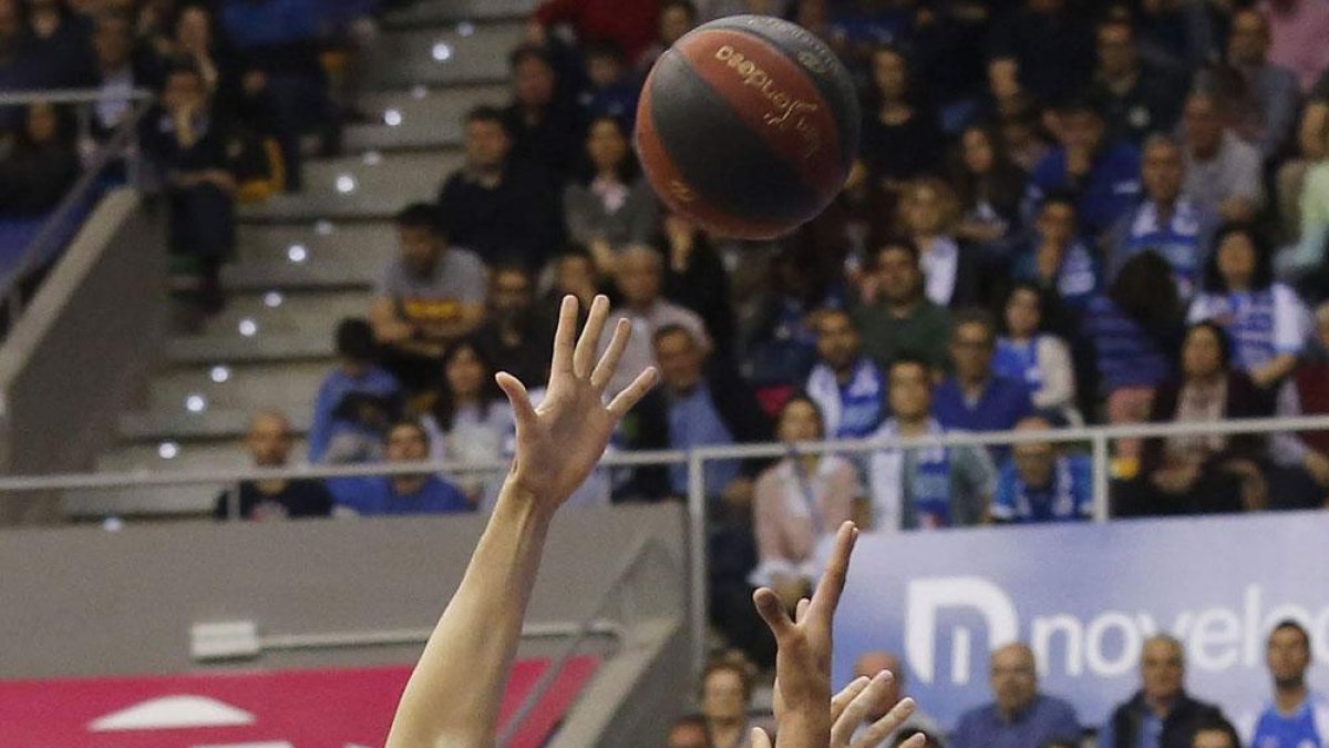 Huskic entra a canasta en un partido en el Coliseum-Santi Otero