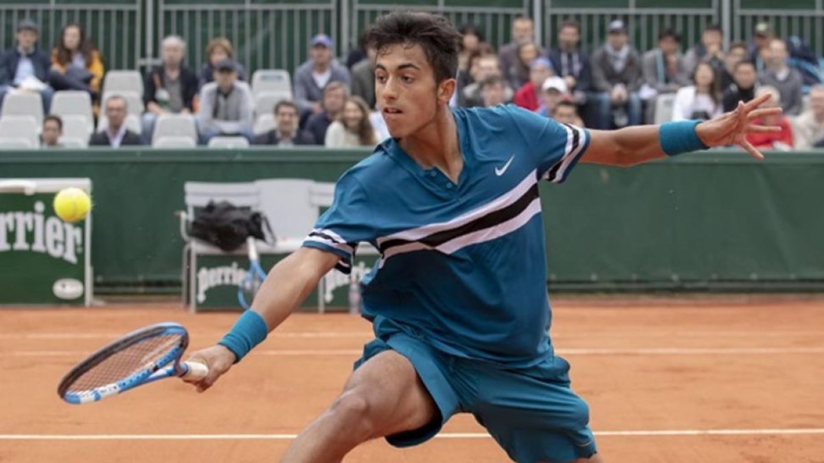 Álvarez se desliza sobre la arcilla de París para conectar la volea de revés.-WWW.ITFTENNIS.COM