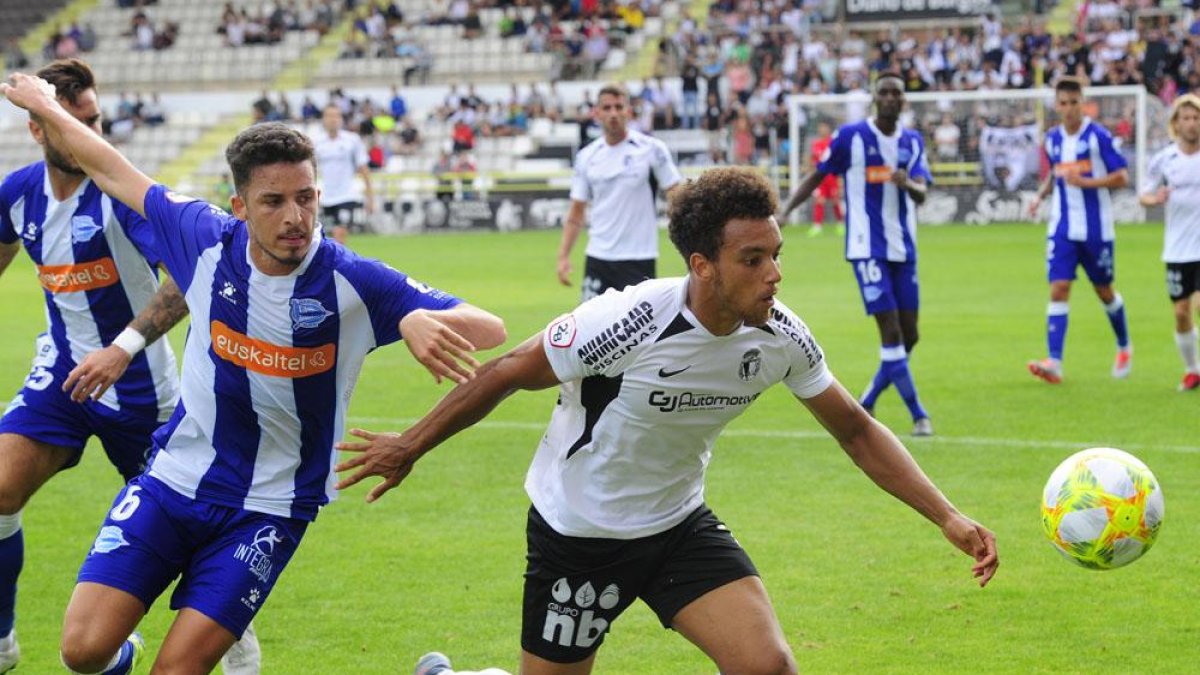 Donovan Wilson pugna por un balón en el choque ante el Alavés B-I. L. Murillo