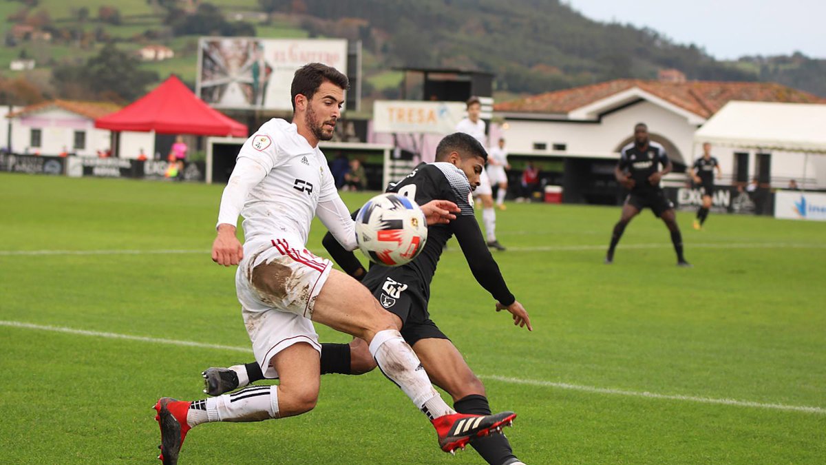 Claudio Medina dispuso ayer de las mejores ocasiones del Burgos CF en el choque contra el Lealtad en Les Caleyes. BURGOS CF