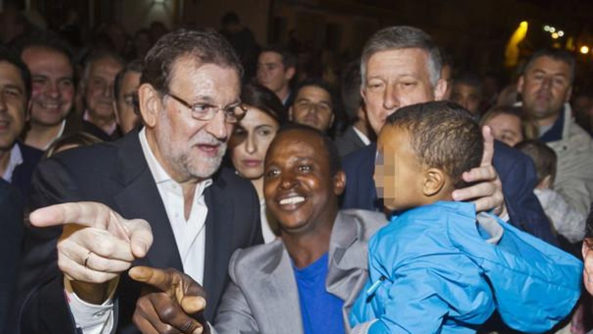 El presidente del Gobierno, Mariano Rajoy, durante el acto electoral que los populares han celebrado en la localidad onubense de Palos de la Frontera.-EFE / JULIÁN PÉREZ