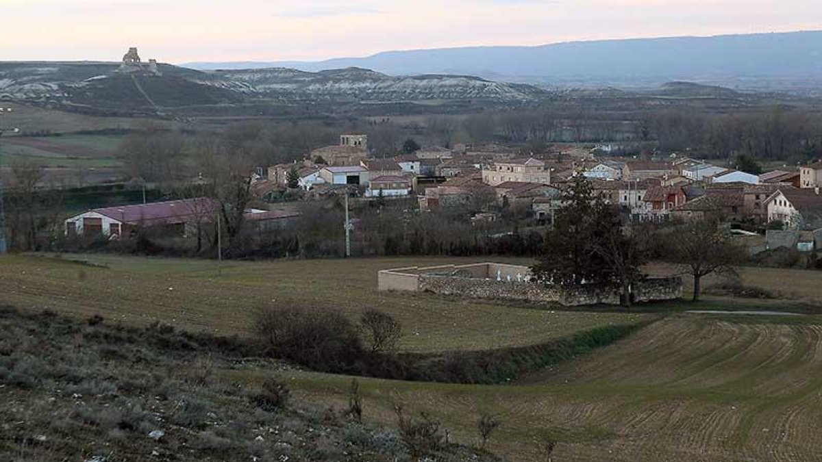 La nueva alternativa de Fomento prevé la instalación de la vía férrea a tan solo 200 metros del cementerio de Rojas.-G. G.