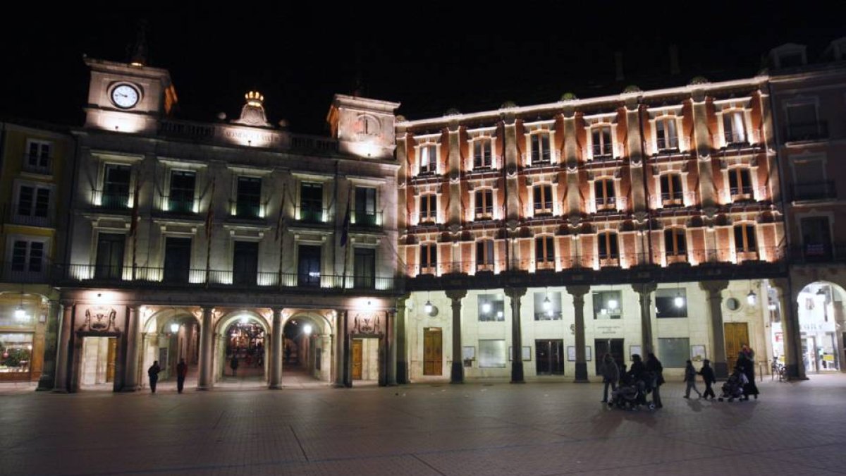 Vista del Ayuntamiento desde la Plaza Mayor.-RAUL G. OCHOA