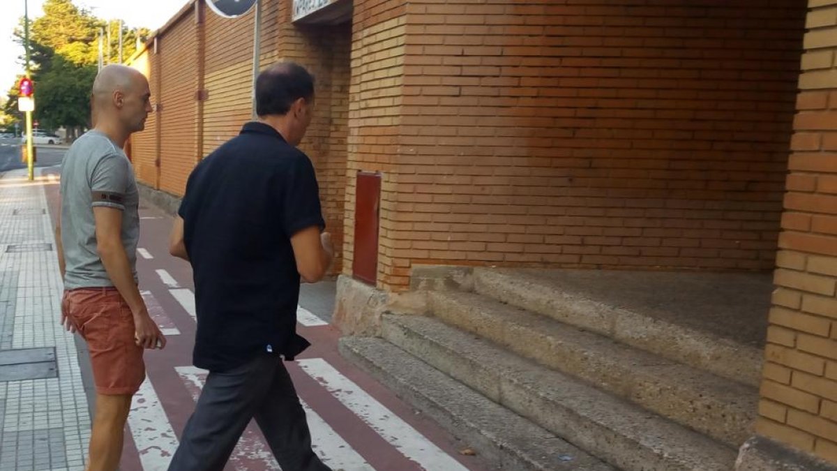 Pablo Infante accede a las oficinas del Burgos, el pasado lunes.-DIEGO ALMENDRES