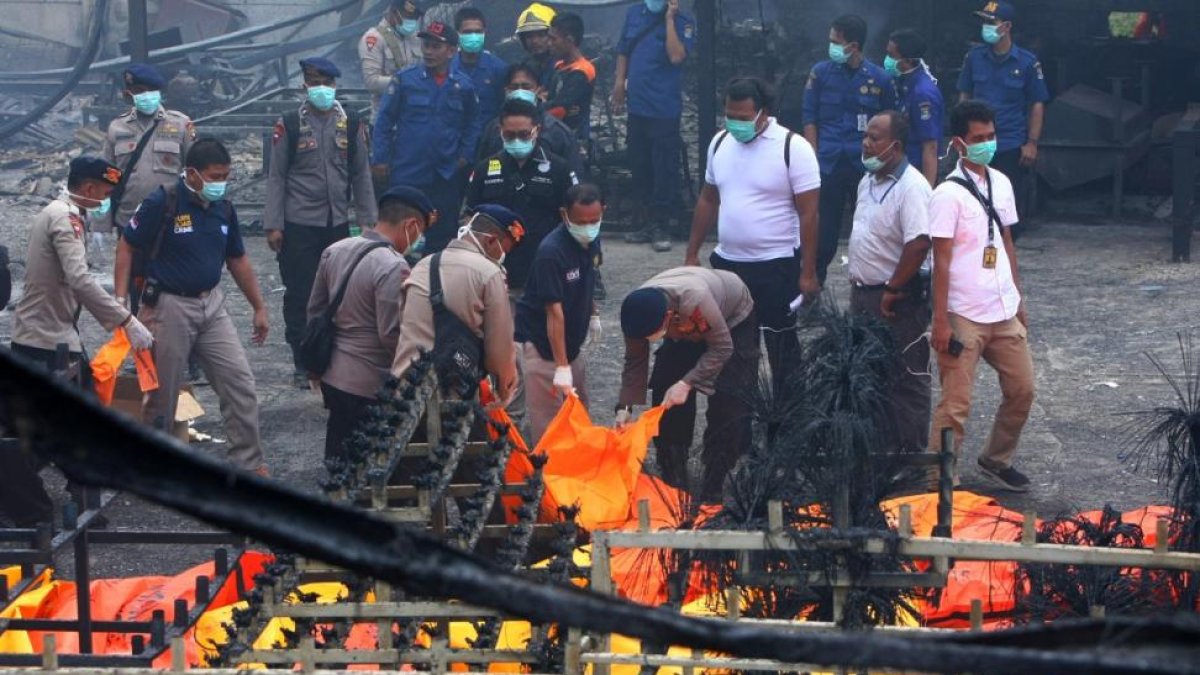 Cuerpos policiales limpiando los escombros que ha dejado la explosión en la fabrica de fuegos artificiales en Indonesia-ANTARA FOTO (REUTERS)