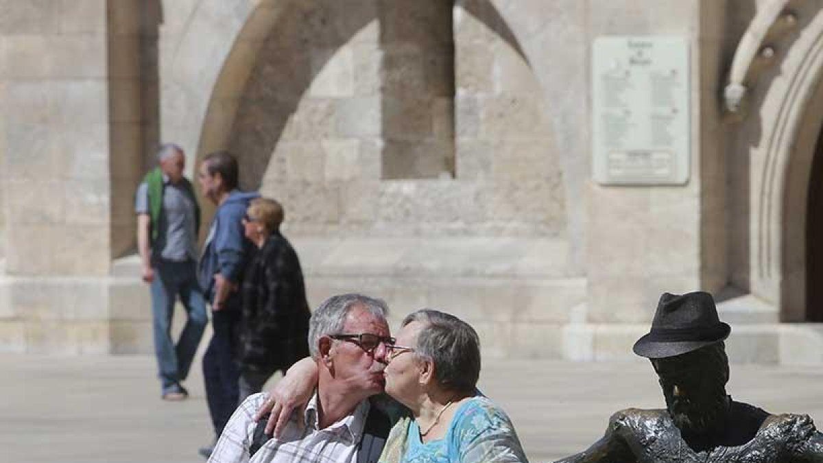 Una pareja de turistas se inmortaliza con el peregrino y la Catedral.-RAÚL G. OCHOA