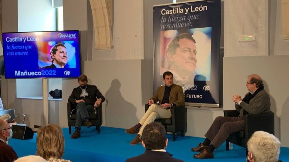 Alberto Núñez Feijóo, Ángel Ibáñez y Juan Vicente Herrera en un diálogo del PP sobre las elecciones en Castilla y León. ECB