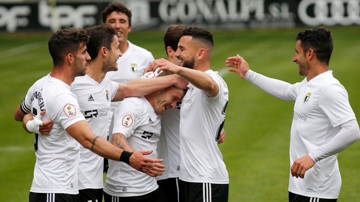 Los jugadores del Burgos CF celebran un gol. SANTI OTERO
