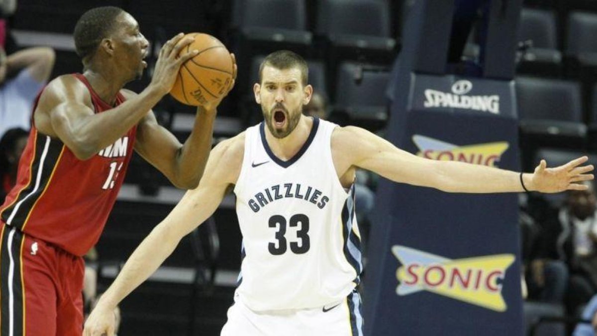 Marc Gasol defiende ante Bam Adebayo en el Memphis-Miami Heat.-KAREN PULFER FOCHT