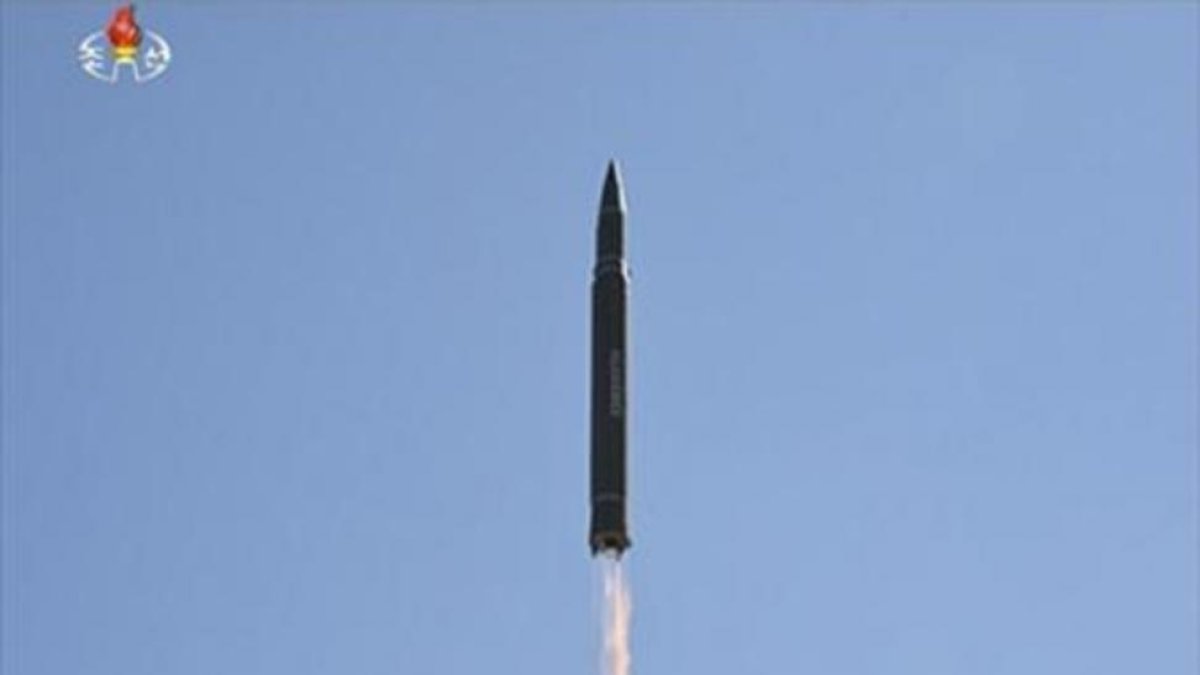 El líder norcoreano Kim Jong-un observa el lanzamiento del misil de largo alcance, ayer-AP / KRT