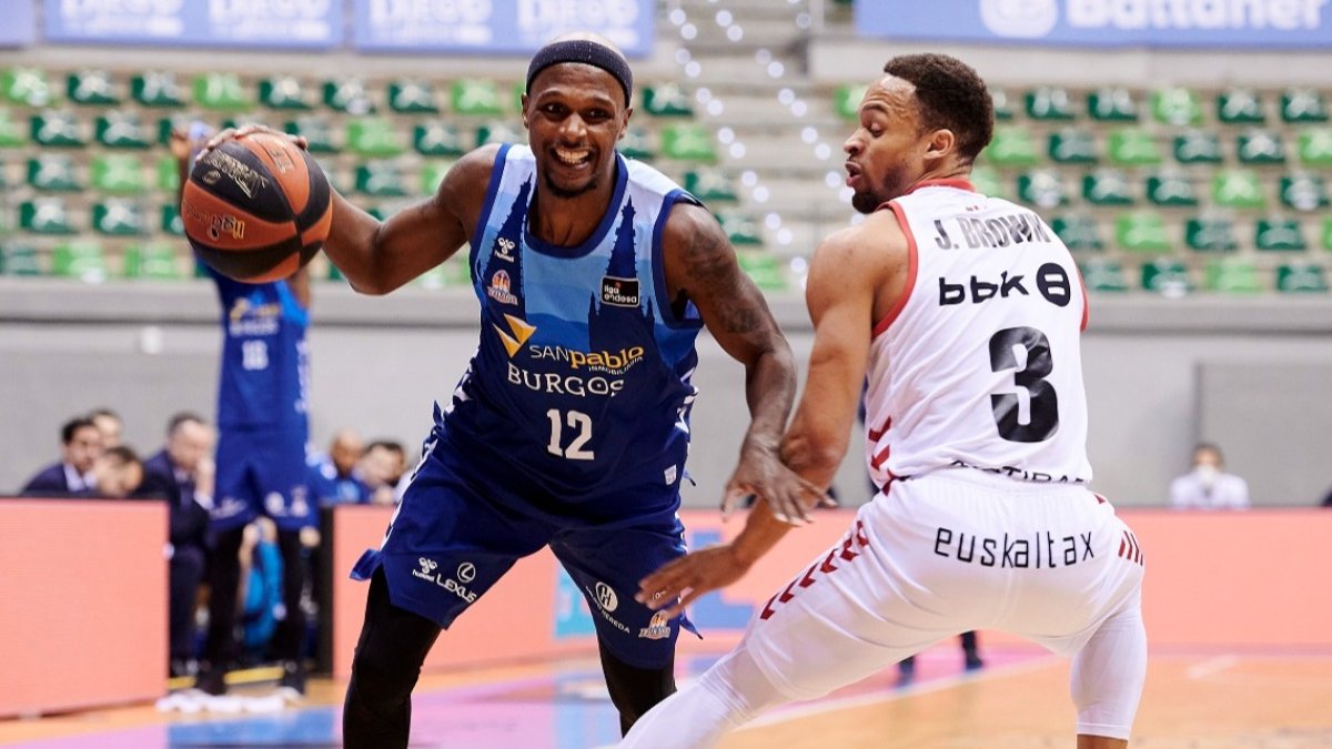 McFadden supera a Brown en el partido contra el Bilbao de la primera vuelta. B. B. HOJAS / SPB