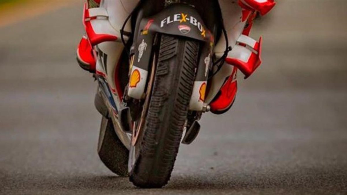Andrea Iannone acabó así, con su rueda delantera a trozos, en Brno.-GP-PHOTO.DE