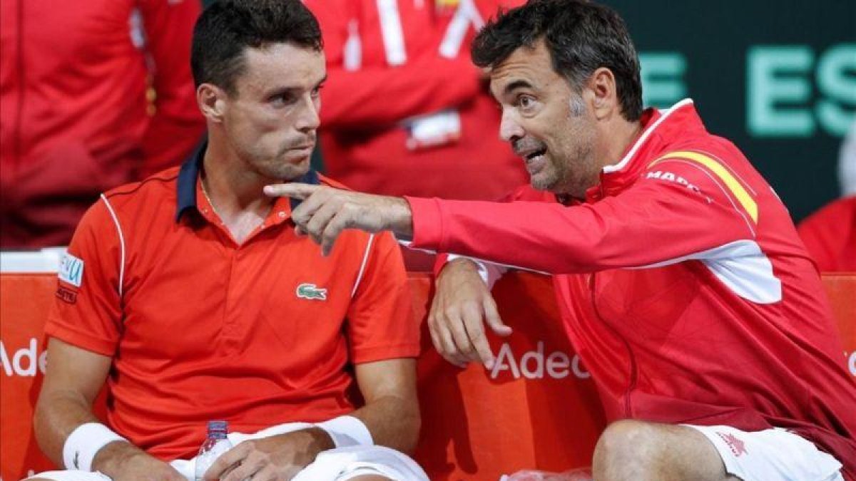 Bruguera conversa con Bautista, durante su partido de Copa Davis en Lille.-YOAN VALAT (EFE)