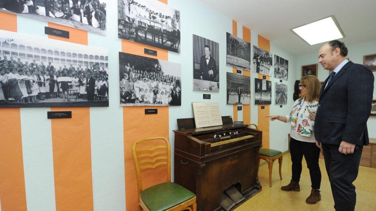 Joaquín Delgado y Ana Isabel Ayala, en la primera parada, con el armonio donde ensayaba Antonio José y las fotos más antiguas.-Israel L. Murillo