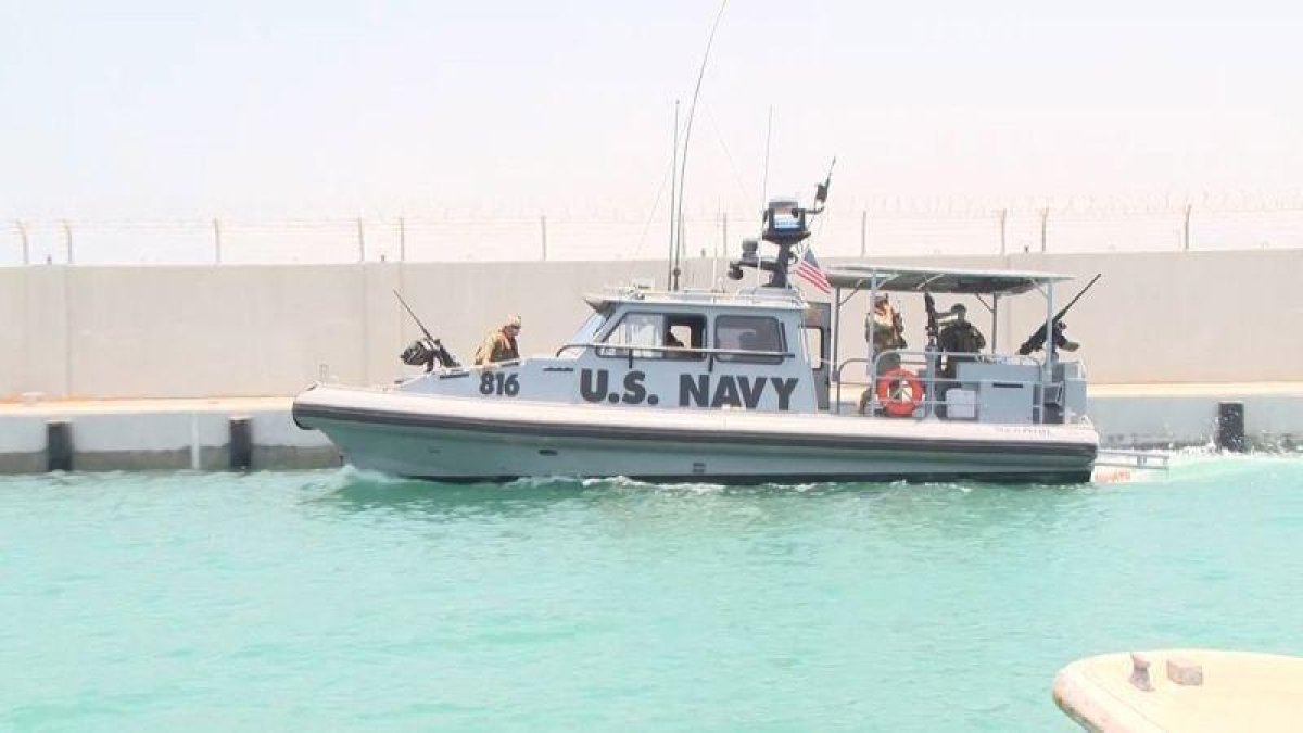 Un barco de la marina de EEUU en el puerto de Fujairah, en los Emiratos Árabes.-EPA/ EMIRATES NEWS AGENCY