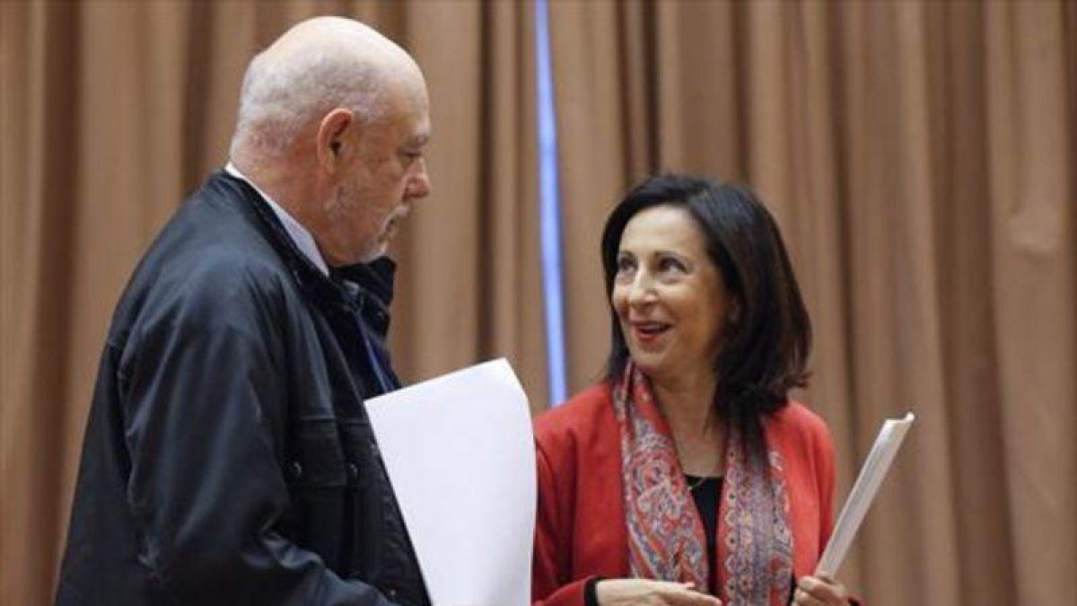 José Manuel Maza conversa con la presidenta de la Comisión de Justicia del Congreso, Margarita Robles.-EFE / KIKO HUESCA