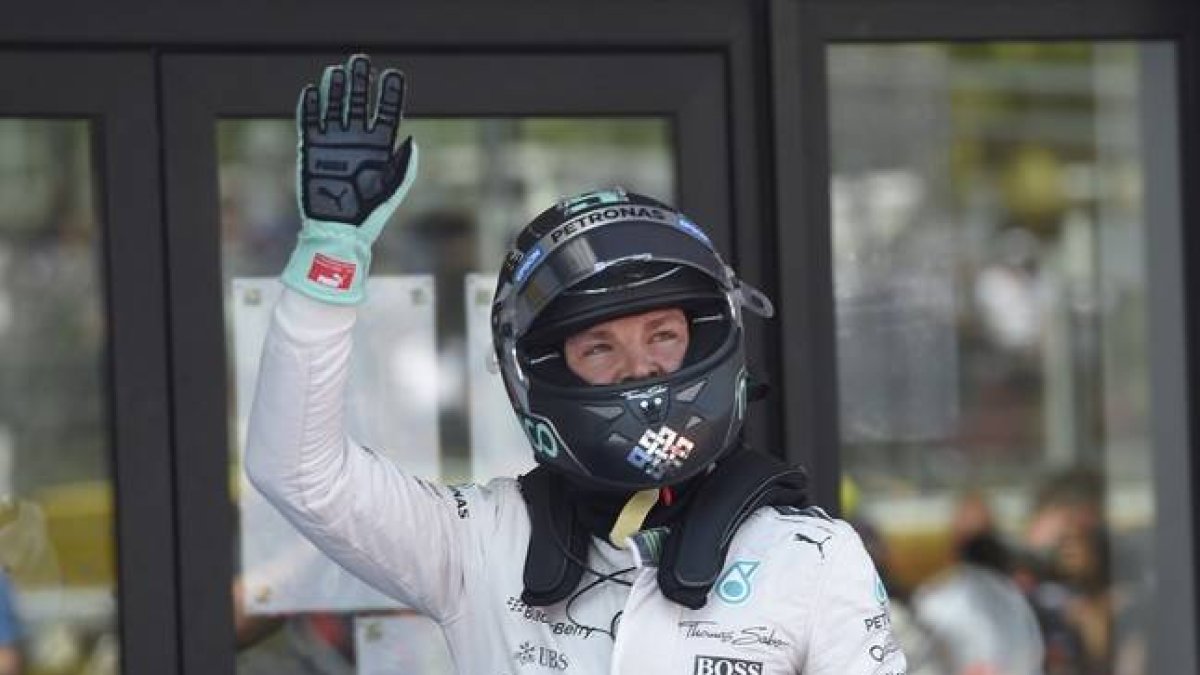 Nico Rosberg celebra la 'pole' en Montmeló.-Foto: LLUIS GENE / AFP