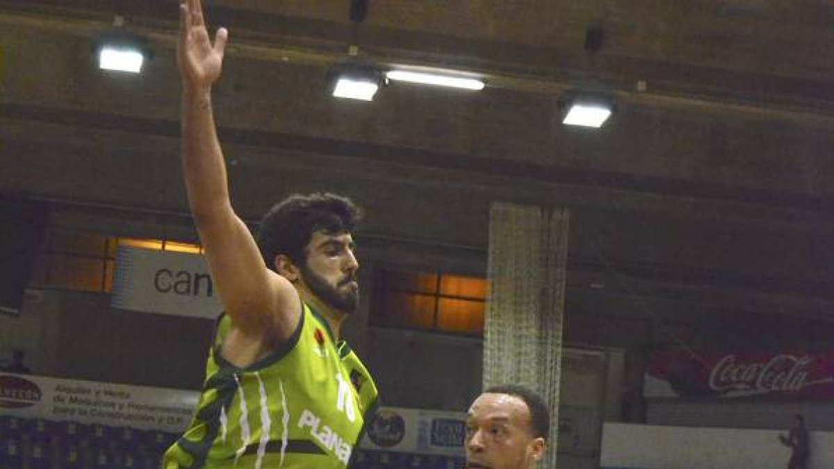 Jeff Xavier penetra ante el jugador del Planasa Servera, ayer, en Anaitasuna.-IÑAKI URBINA