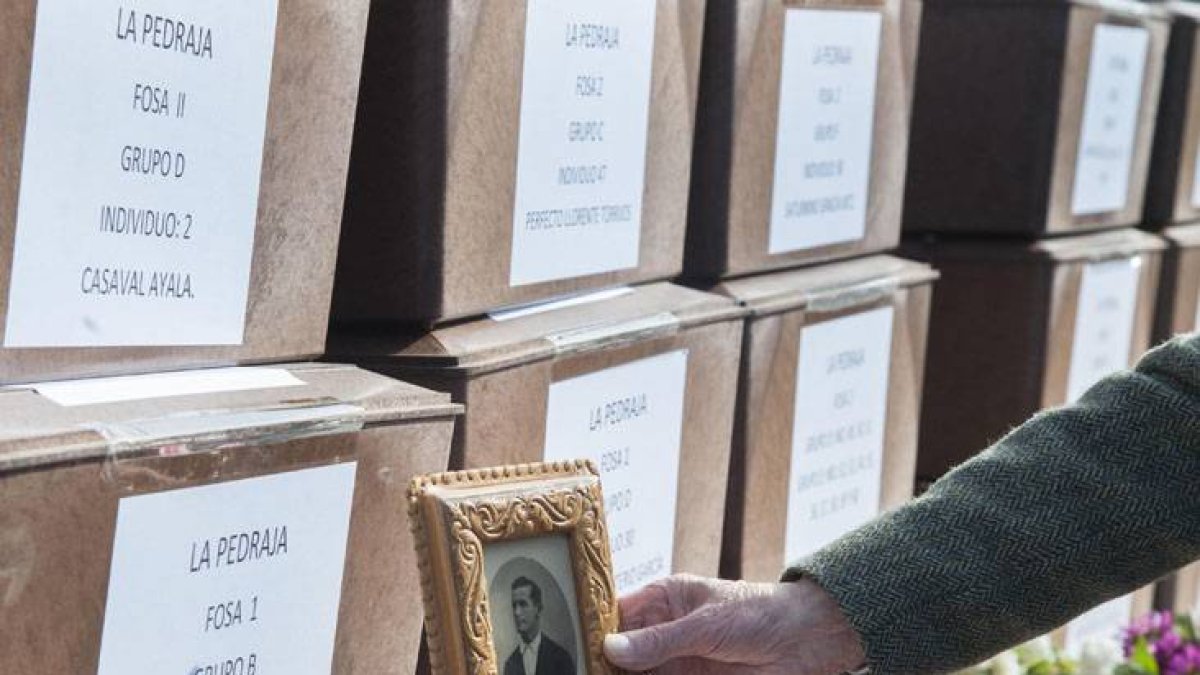 Familiares de los fusilados con los restos recuperados de éstos y que ayer recibieron un homenaje en La Pedraja-R. O.