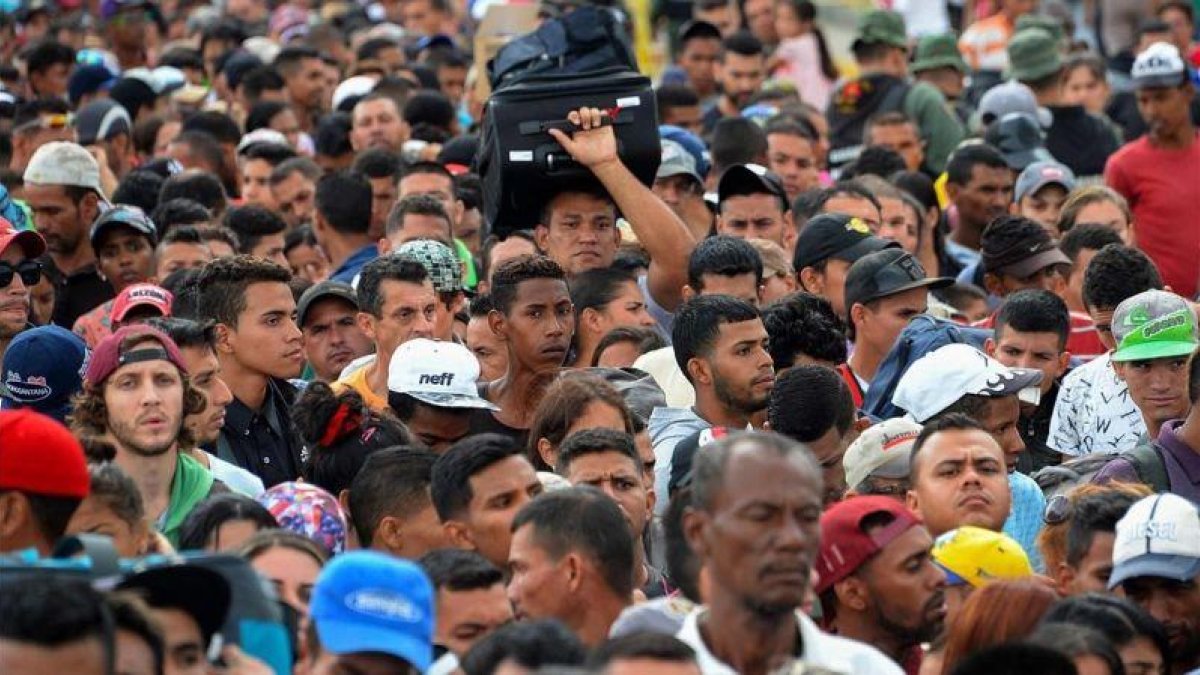 Por las principales vías de la capital colombiana los jóvenes marchan a esta hora disfrazados con terroríficos atuendos y carteles en los que se lee El Gobierno quiere matar la educación y No nos pueden recortar el futuro.-EFE