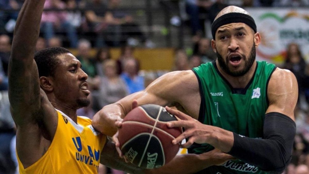 El pívot del Joventut Jerome Jordan lucha con el base del UCAM Murcia Charlon Kloof.-EFE / QUIQUE GARCÍA