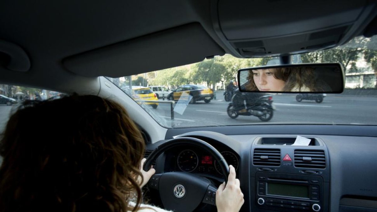 Una mujer conduciendo en Barcelona-/ FERRAN NADEU