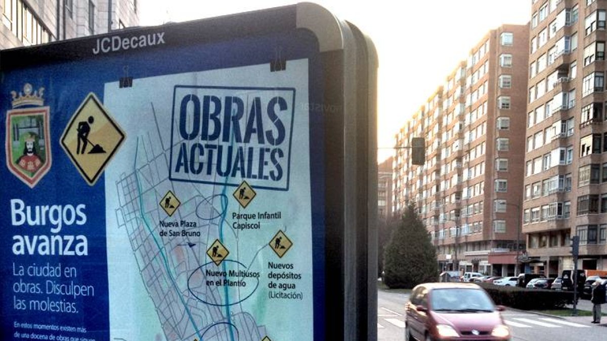 Imagen de un mupi en la avenida de la Paz.-ISRAEL L. MURILLO