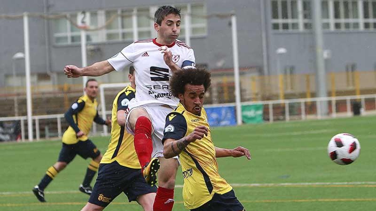 Pablo Castilla golpea un balón en el choque de ayer frente a La Virgen del Camino-Raúl G. Ochoa