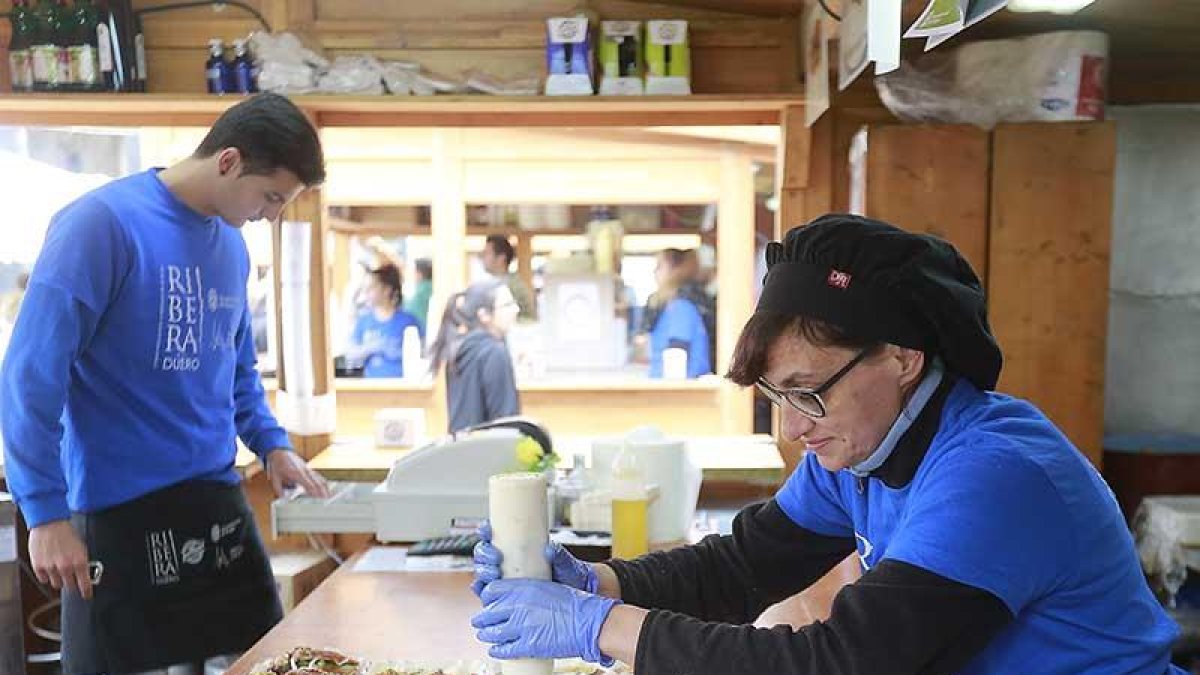 Una cocinera prepara las tapas en una caseta en una imagen de archivo.-RAÚL G. OCHOA