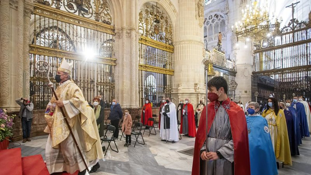 Representantes de todas las hermandades y cofradías participaron ayer en la misa del Domingo de Resurrección, presidida por el arzobispo. SANTI OTERO