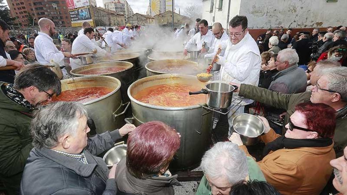 Miembros de la cofradía cocinan los titos. ISRAEL L. MURILLO
