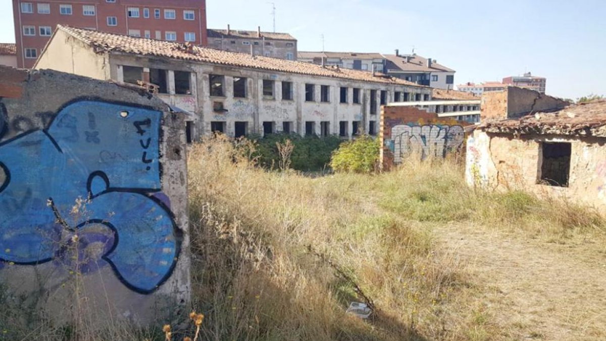 Estado que presenta el solar abandonado.-ECB