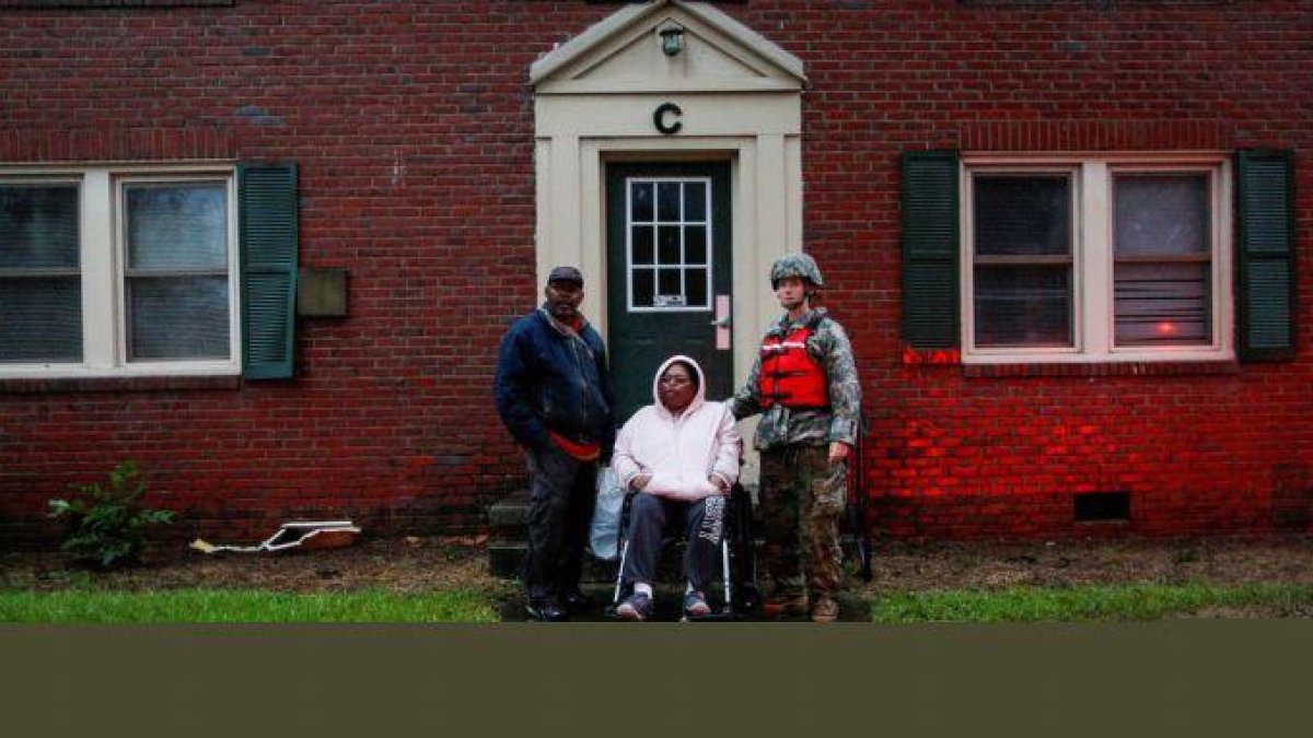 Rescate de una mujer en New Berg, Carolina del Norte.-EDUARDO MUNOZ (REUTERS)