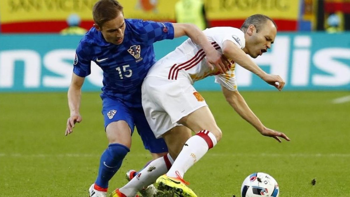 Iniesta, entrado en falta por Rog, en el partido ante Croacia.-REUTERS / MICHAEL DALDER