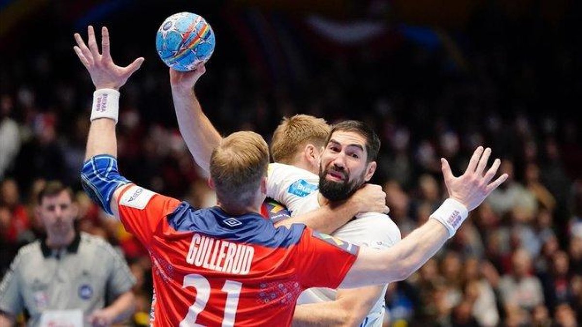Karabatic y Gullerud, en plena disputa en el Francia-Noruega.-