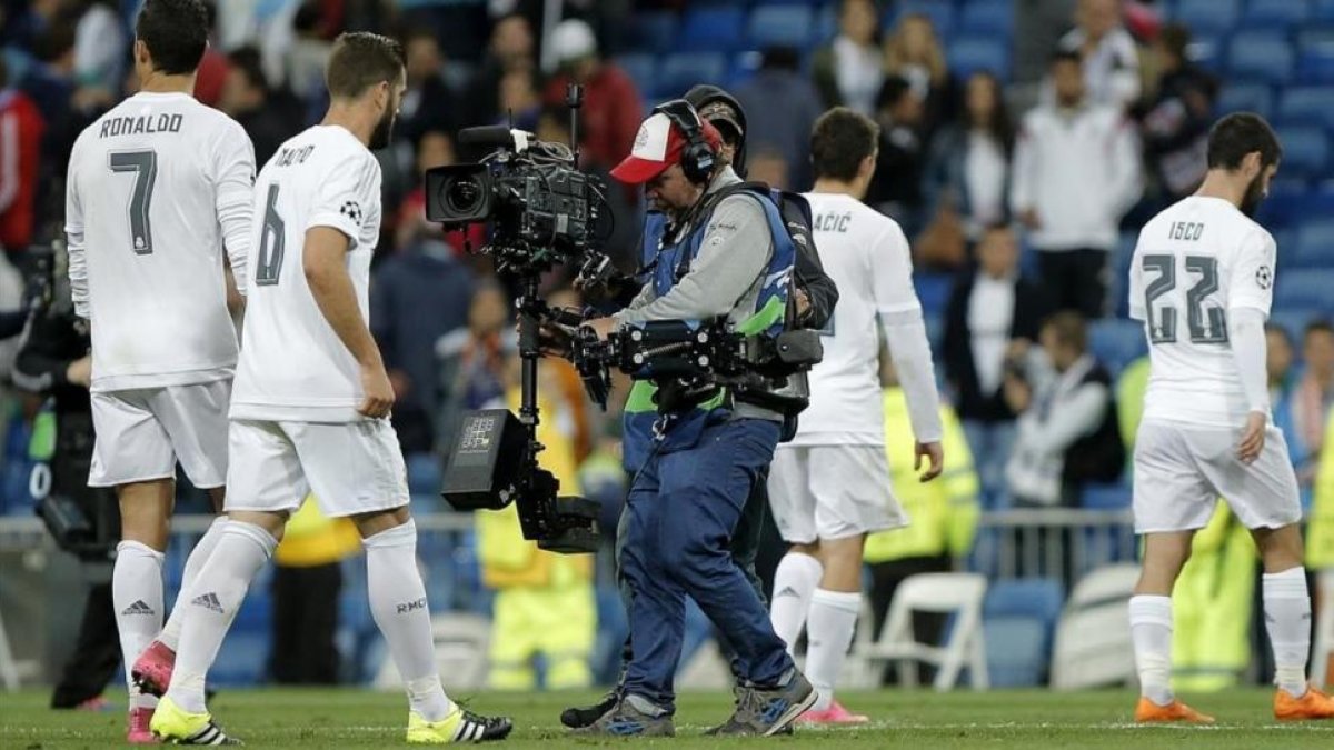 Operador de cámara, durante el partido de la Champions Real Madrid - Shakhtar Donetsk.-JOSE LUIS ROCA