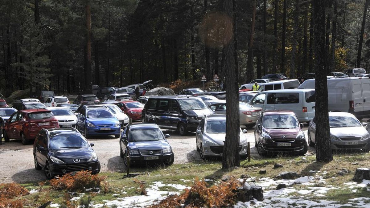 Coches estacionados a la subida de la Laguna.-HDS