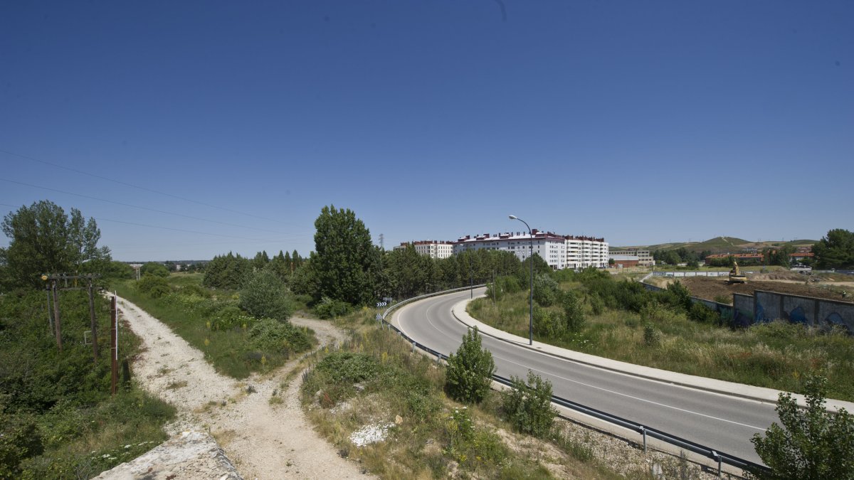 El nuevo vial conectaría el bulevar ferroviario, desde la antigua CLH, con la carretera de Valladolid. ISRAEL L. MURILLO