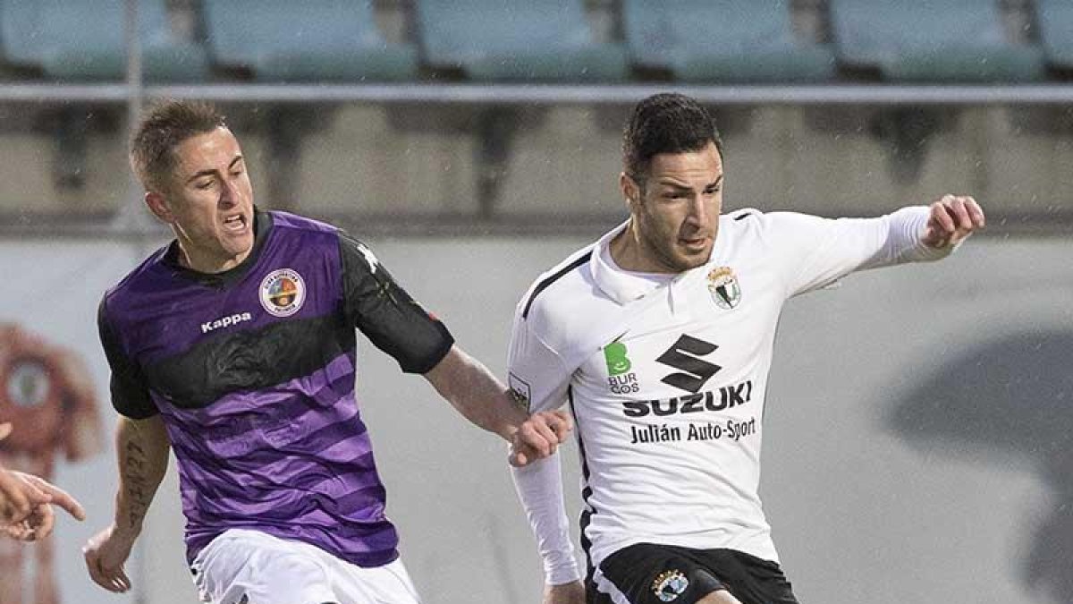 Armiche, que saltó al campo en la segunda mitad, protege el balón.-JARCHA-BURGOSDEPORTE.COM